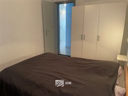À LOUER SUR UNE BASE ANNUELLE - appartement meublé - situation centrale - terrasse ensoleillée à l'arrière - séjour avec cuisine équipée sépa...