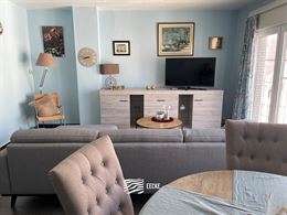 À LOUER SUR UNE BASE ANNUELLE - appartement meublé - situation centrale - terrasse ensoleillée à l'arrière - séjour avec cuisine équipée sépa...