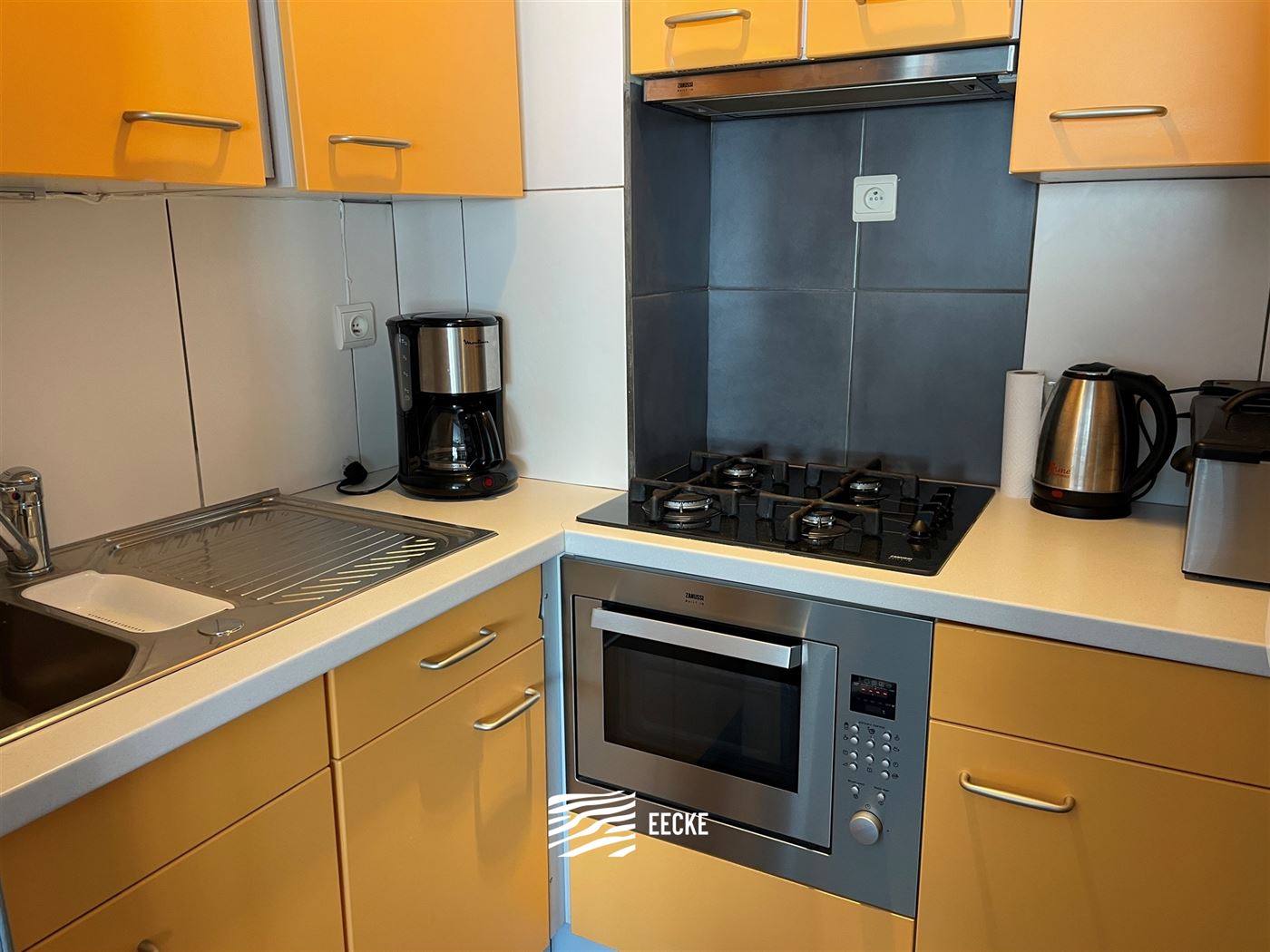 À LOUER SUR UNE BASE ANNUELLE - appartement meublé - situation centrale - terrasse ensoleillée à l'arrière - séjour avec cuisine équipée sépa...