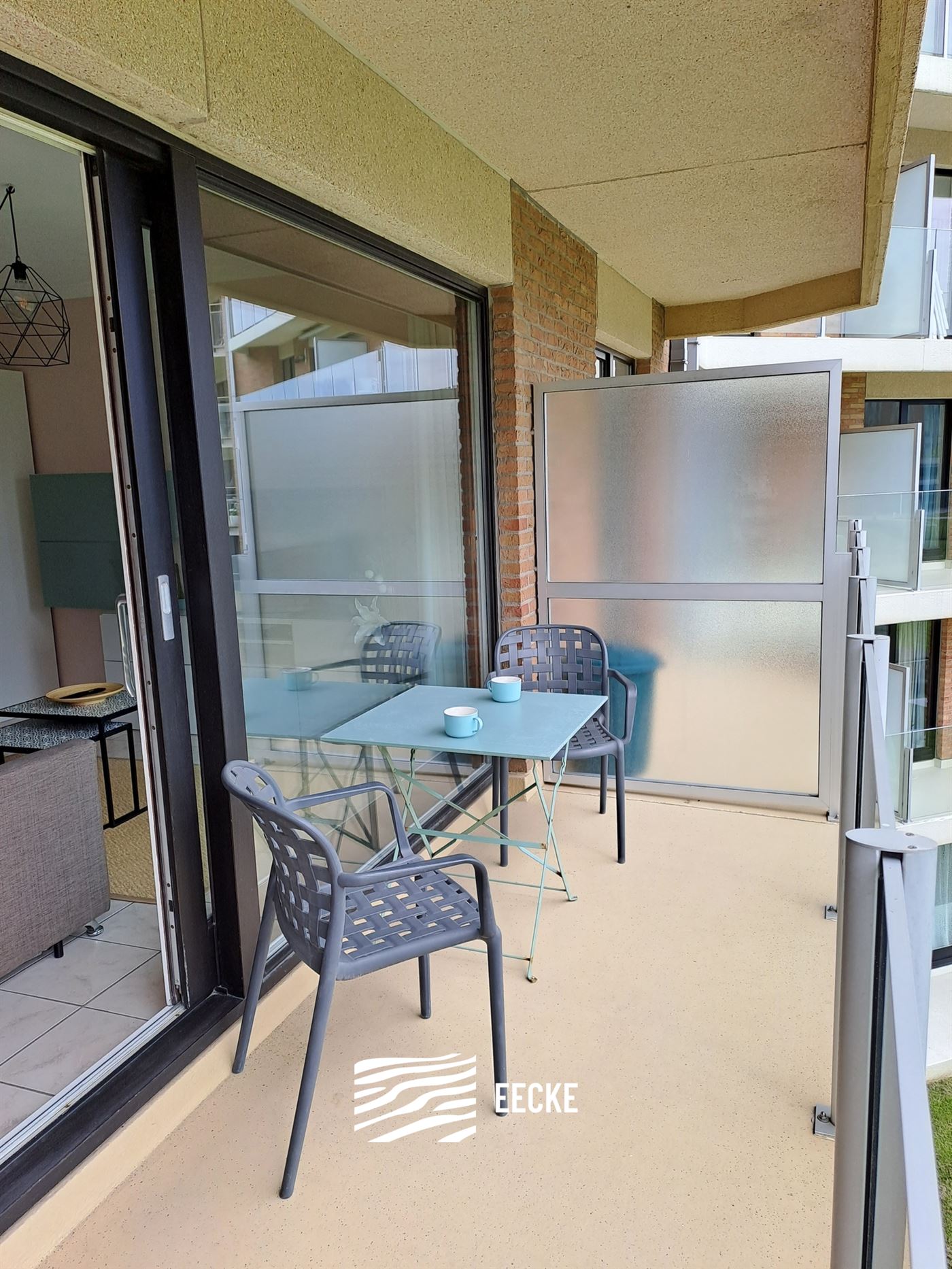 TE HUUR OP JAARBASIS - Prachtig vernieuwde studio met zonneterras - Zicht op het Mauritspark en de IJzermonding - Woonkamer met ingerichte keuken - Sl...