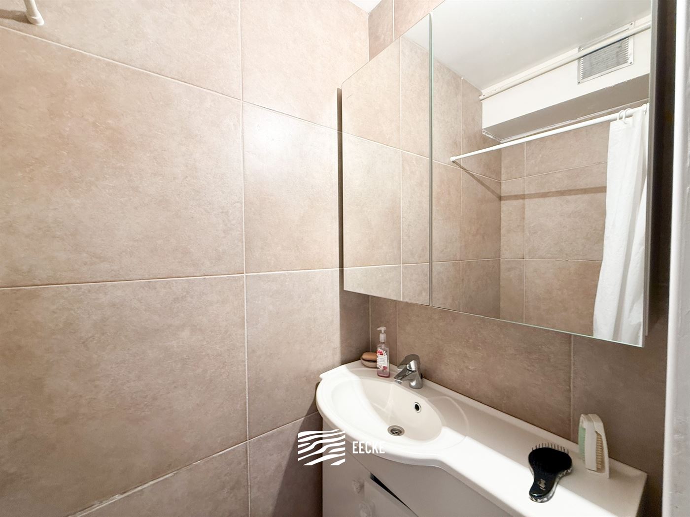 Inch Allah III -101 - Te renoveren appartement met ruime slaapkamer - Gelegen op de kelderverdieping - Inkomhal - Apart toilet - Leefruimte met toegan...