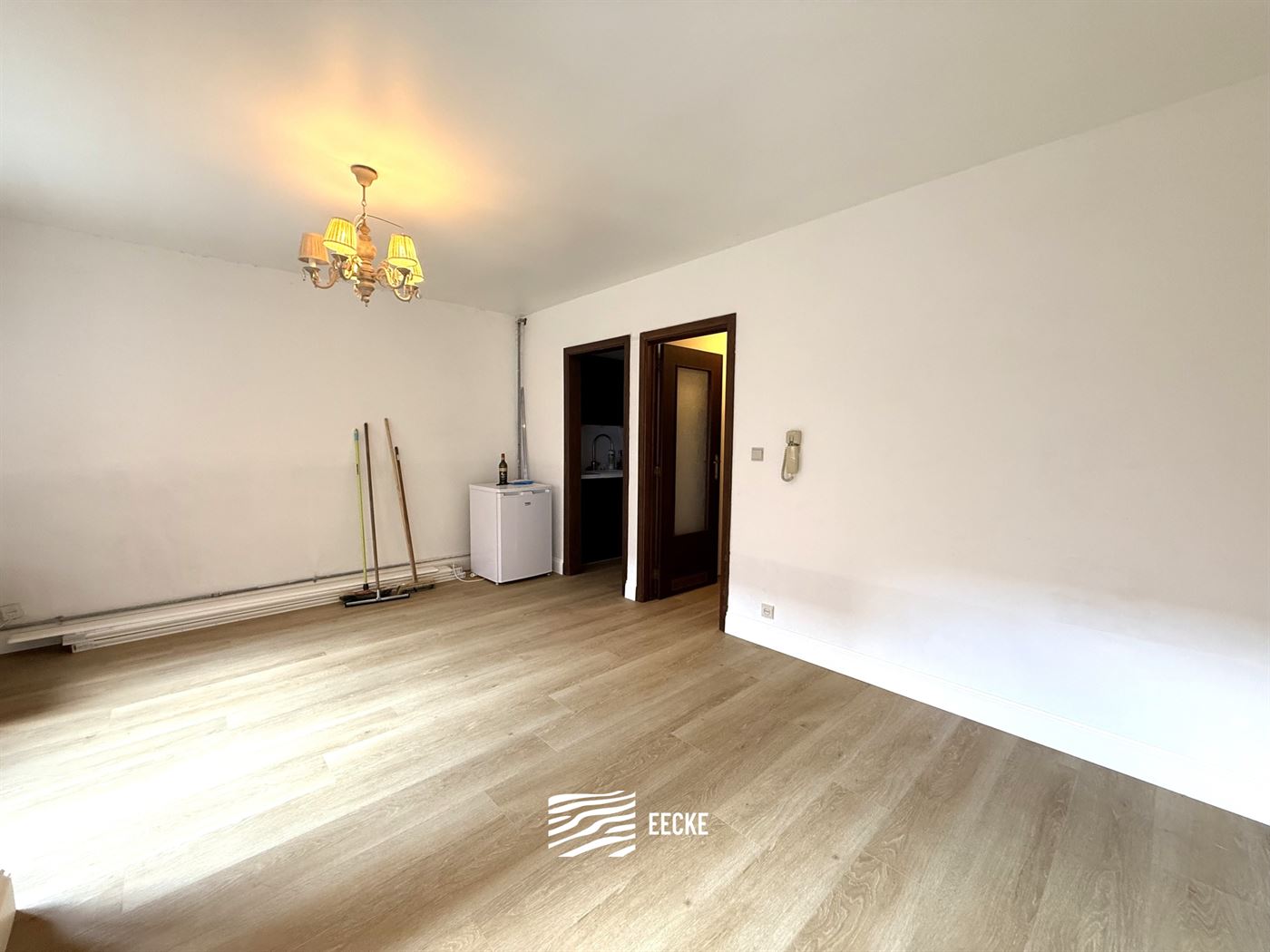 Inch Allah III -101 - Te renoveren appartement met ruime slaapkamer - Gelegen op de kelderverdieping - Inkomhal - Apart toilet - Leefruimte met toegan...