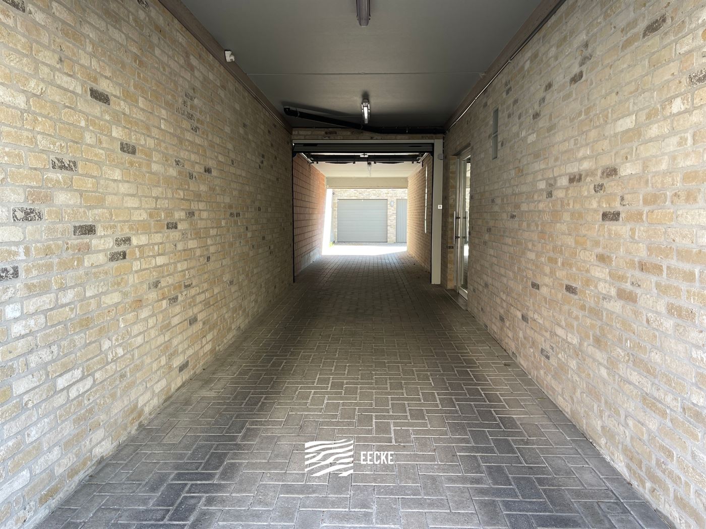 À LOUER SUR UNE BASE ANNUELLE - Appartement non-meublé avec terrasse ensoleillée à l'arrière - Dans la ville de Nieuwpoort - Living avec cuisine ...