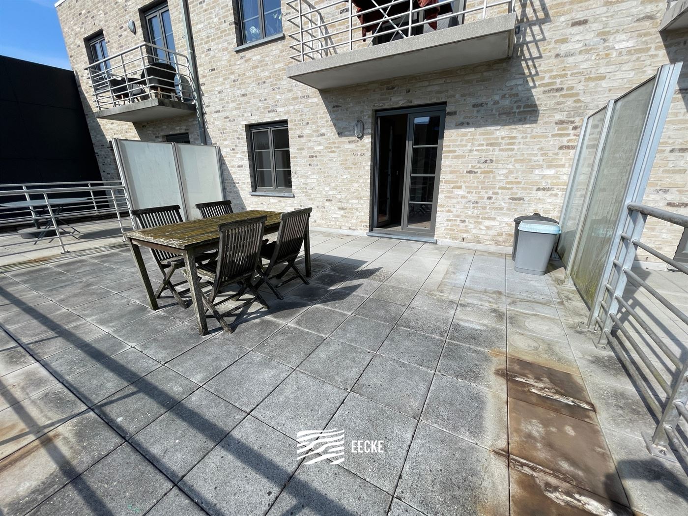 À LOUER SUR UNE BASE ANNUELLE - Appartement non-meublé avec terrasse ensoleillée à l'arrière - Dans la ville de Nieuwpoort - Living avec cuisine ...