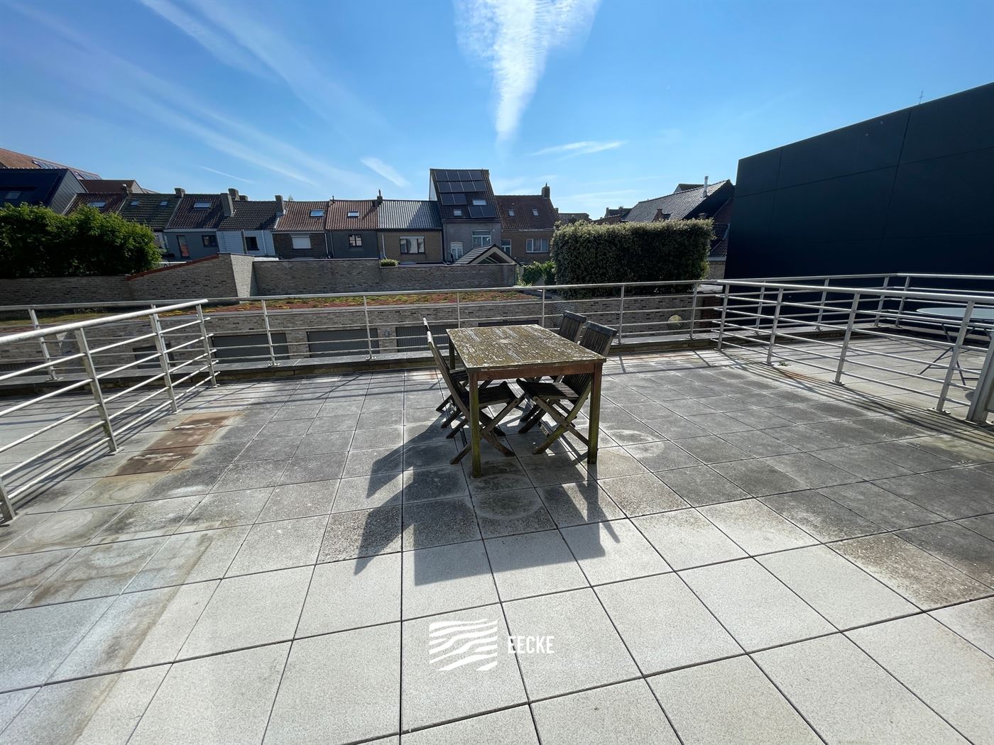 À LOUER SUR UNE BASE ANNUELLE - Appartement non-meublé avec terrasse ensoleillée à l'arrière - Dans la ville de Nieuwpoort - Living avec cuisine ...
