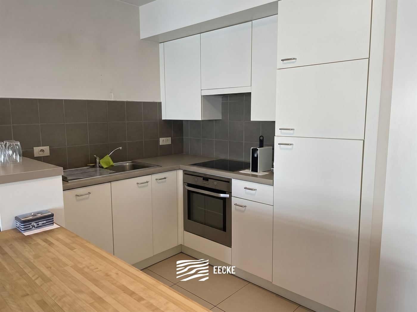 À LOUER SUR UNE BASE ANNUELLE - Appartement non-meublé avec terrasse ensoleillée à l'arrière - Dans la ville de Nieuwpoort - Living avec cuisine ...