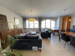 À LOUER SUR UNE BASE ANNUELLE - Appartement non-meublé avec terrasse ensoleillée à l'arrière - Dans la ville de Nieuwpoort - Living avec cuisine ...