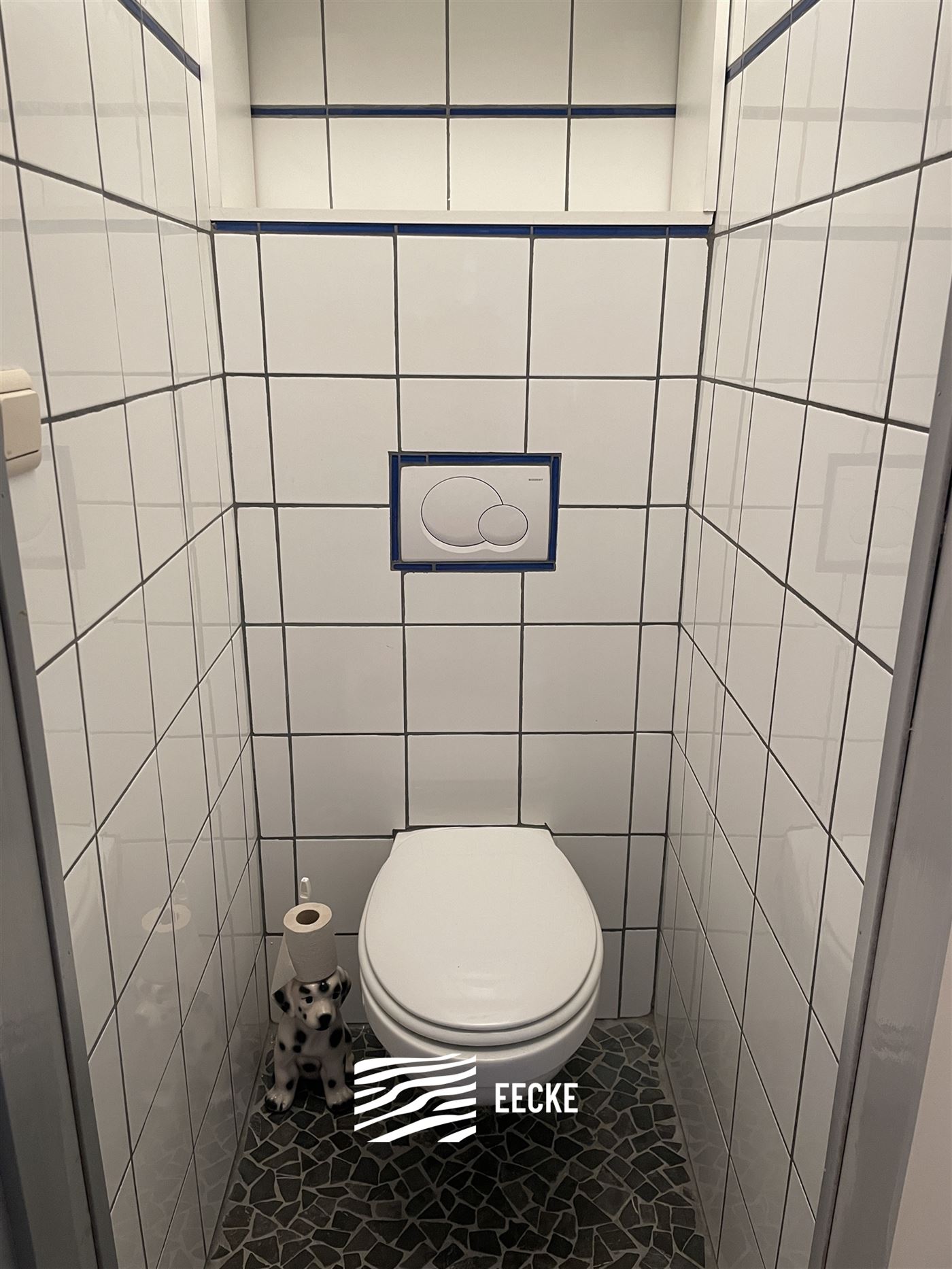 À LOUER SUR UNE BASE ANNUELLE - appartement meublé - situation centrale - terrasse ensoleillée à l'arrière - séjour avec cuisine équipée sépa...