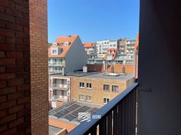 À LOUER SUR UNE BASE ANNUELLE - appartement meublé - situation centrale - terrasse ensoleillée à l'arrière - séjour avec cuisine équipée sépa...