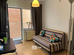 À LOUER SUR UNE BASE ANNUELLE - appartement meublé - situation centrale - terrasse ensoleillée à l'arrière - séjour avec cuisine équipée sépa...
