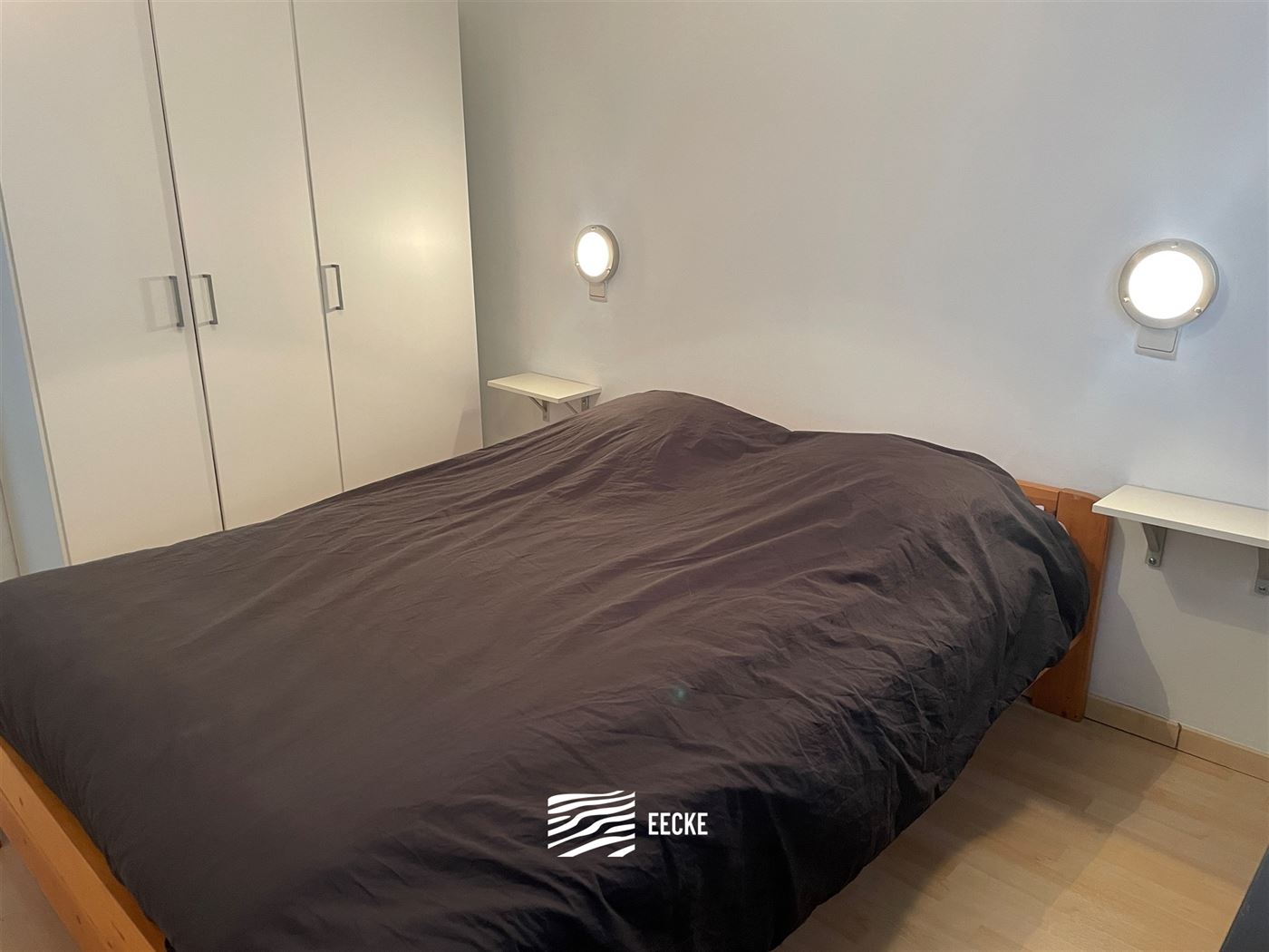 À LOUER SUR UNE BASE ANNUELLE - appartement meublé - situation centrale - terrasse ensoleillée à l'arrière - séjour avec cuisine équipée sépa...