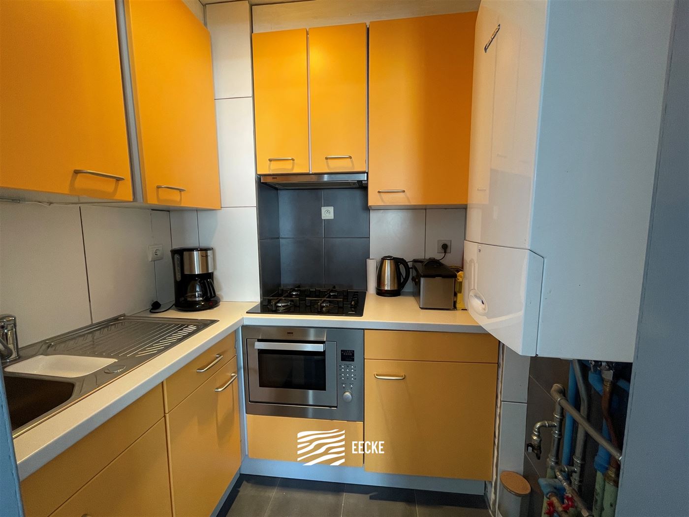 À LOUER SUR UNE BASE ANNUELLE - appartement meublé - situation centrale - terrasse ensoleillée à l'arrière - séjour avec cuisine équipée sépa...