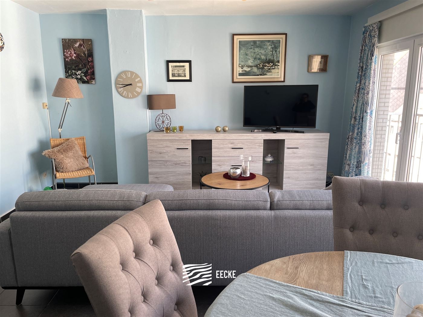 À LOUER SUR UNE BASE ANNUELLE - appartement meublé - situation centrale - terrasse ensoleillée à l'arrière - séjour avec cuisine équipée sépa...