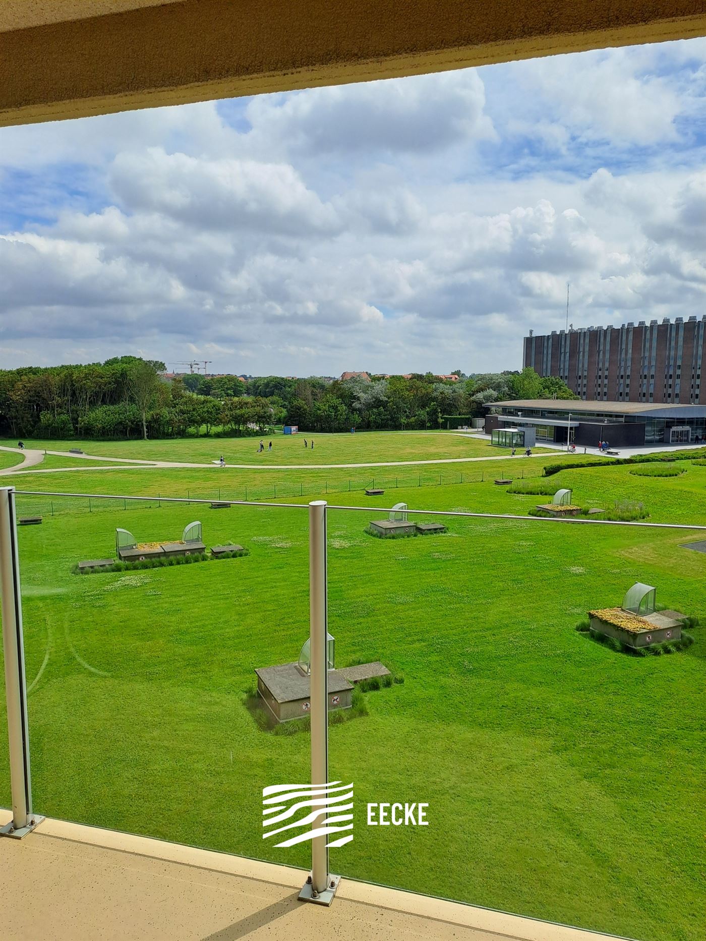 TE HUUR OP JAARBASIS - Prachtig vernieuwde studio met zonneterras - Zicht op het Mauritspark en de IJzermonding - Woonkamer met ingerichte keuken - Sl...