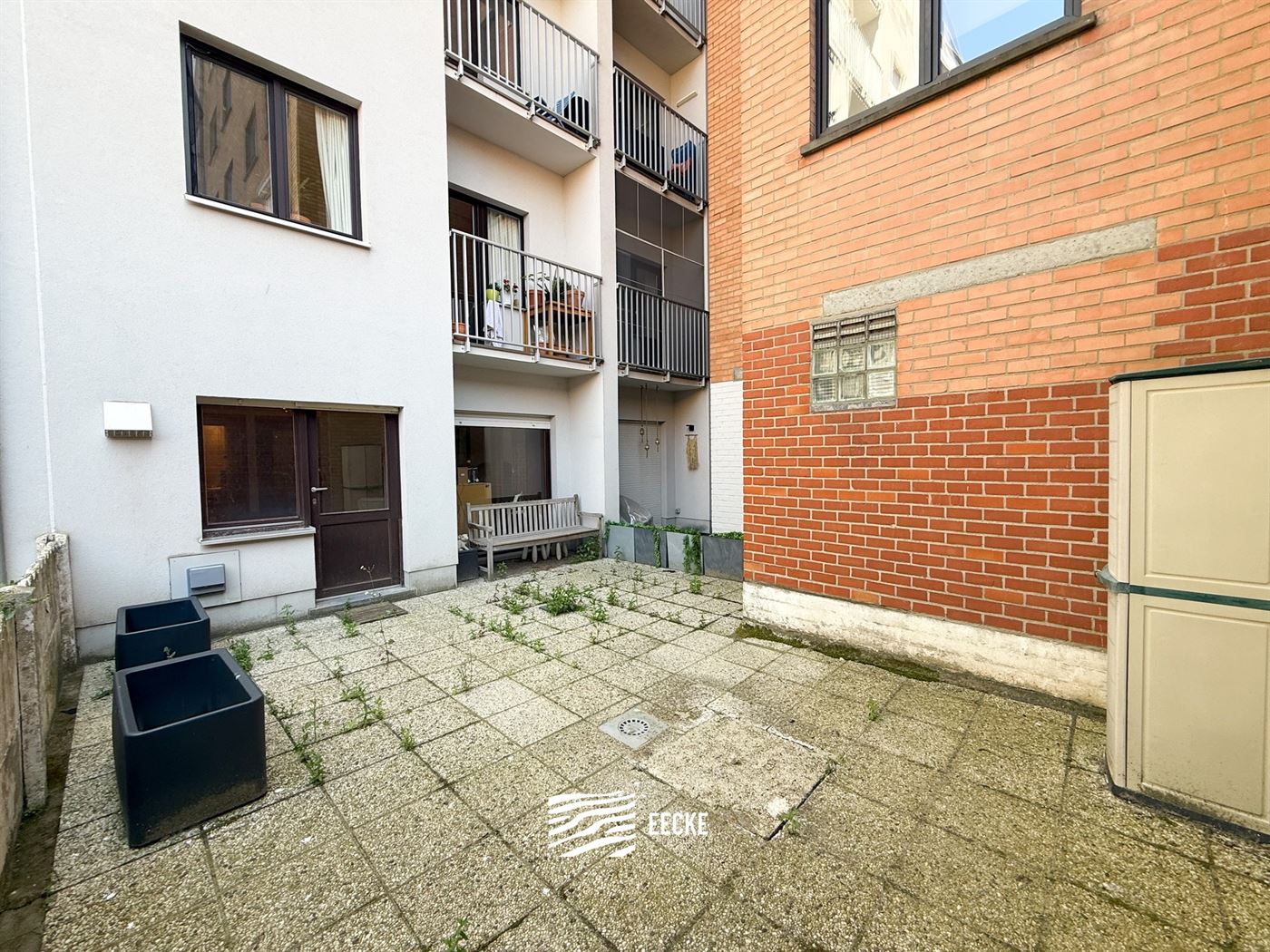 Inch Allah III -101 - Te renoveren appartement met ruime slaapkamer - Gelegen op de kelderverdieping - Inkomhal - Apart toilet - Leefruimte met toegan...