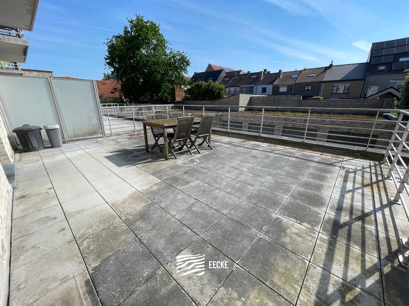 À LOUER SUR UNE BASE ANNUELLE - Appartement non-meublé avec terrasse ensoleillée à l'arrière - Dans la ville de Nieuwpoort - Living avec cuisine ...