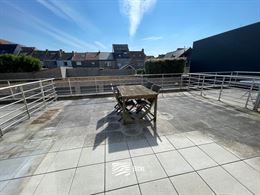 À LOUER SUR UNE BASE ANNUELLE - Appartement non-meublé avec terrasse ensoleillée à l'arrière - Dans la ville de Nieuwpoort - Living avec cuisine ...