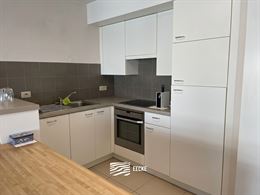 À LOUER SUR UNE BASE ANNUELLE - Appartement non-meublé avec terrasse ensoleillée à l'arrière - Dans la ville de Nieuwpoort - Living avec cuisine ...