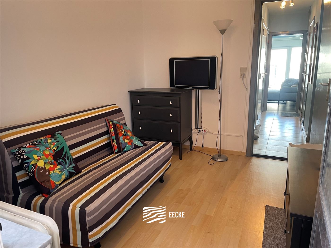 À LOUER SUR UNE BASE ANNUELLE - appartement meublé - situation centrale - terrasse ensoleillée à l'arrière - séjour avec cuisine équipée sépa...