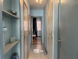 À LOUER SUR UNE BASE ANNUELLE - appartement meublé - situation centrale - terrasse ensoleillée à l'arrière - séjour avec cuisine équipée sépa...