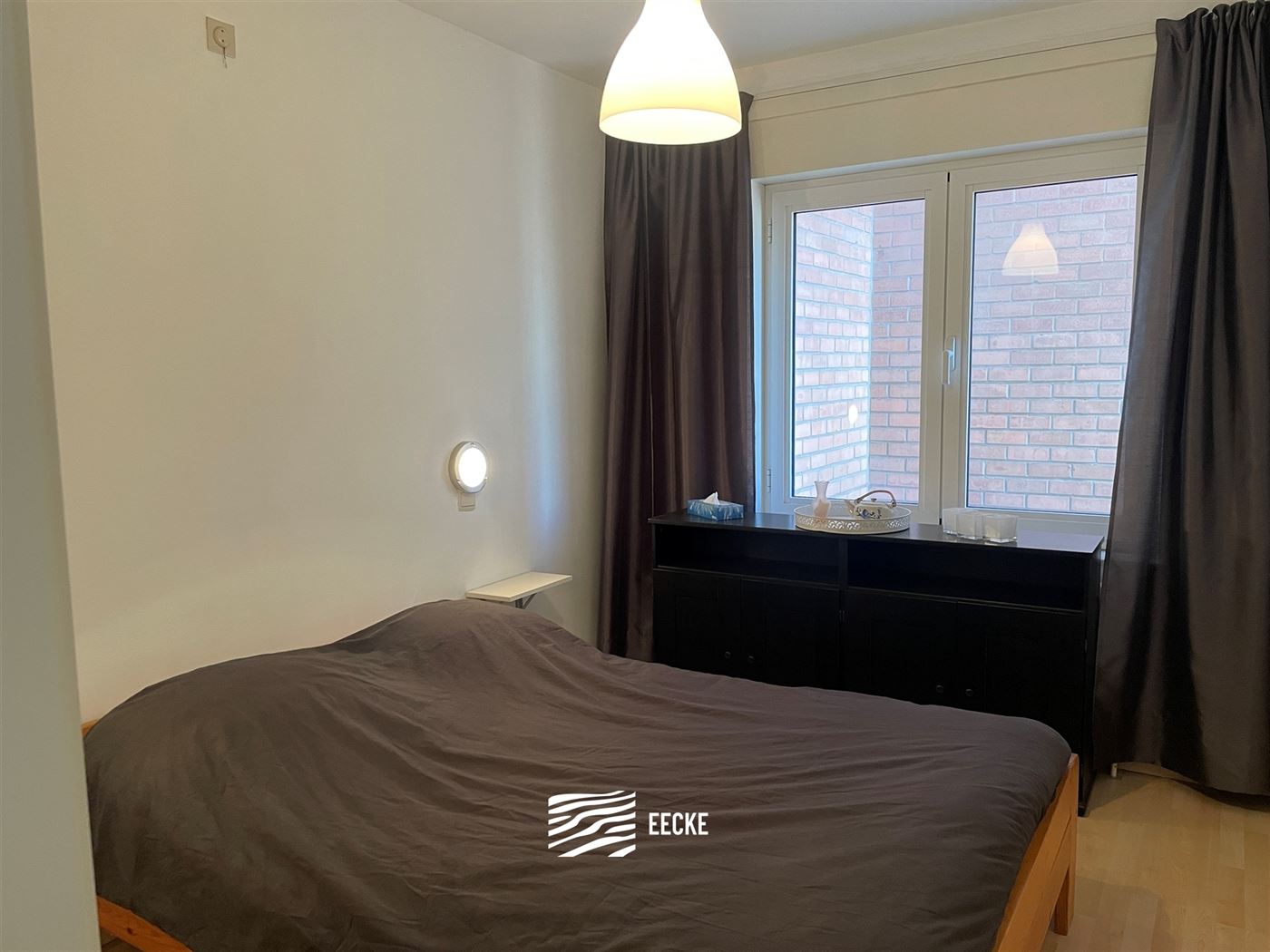 À LOUER SUR UNE BASE ANNUELLE - appartement meublé - situation centrale - terrasse ensoleillée à l'arrière - séjour avec cuisine équipée sépa...