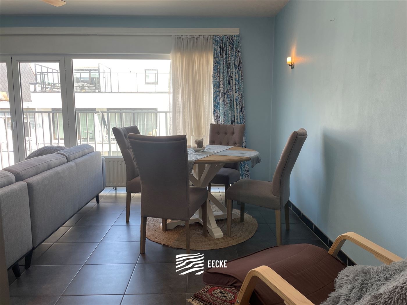 À LOUER SUR UNE BASE ANNUELLE - appartement meublé - situation centrale - terrasse ensoleillée à l'arrière - séjour avec cuisine équipée sépa...