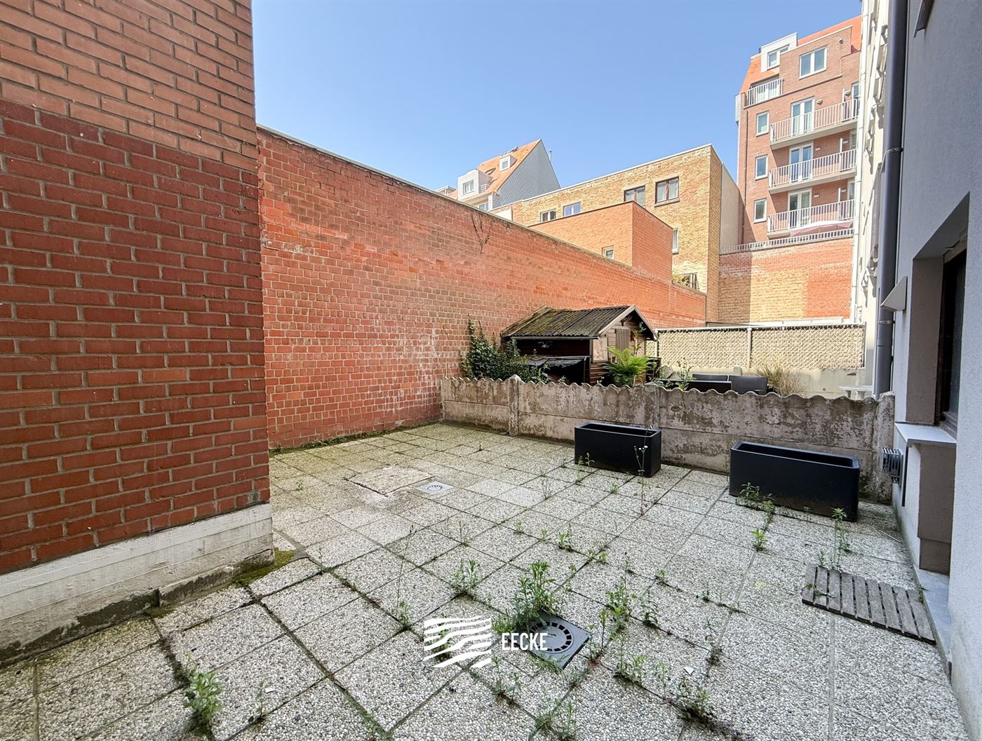 Inch Allah III -101 - Te renoveren appartement met ruime slaapkamer - Gelegen op de kelderverdieping - Inkomhal - Apart toilet - Leefruimte met toegan...