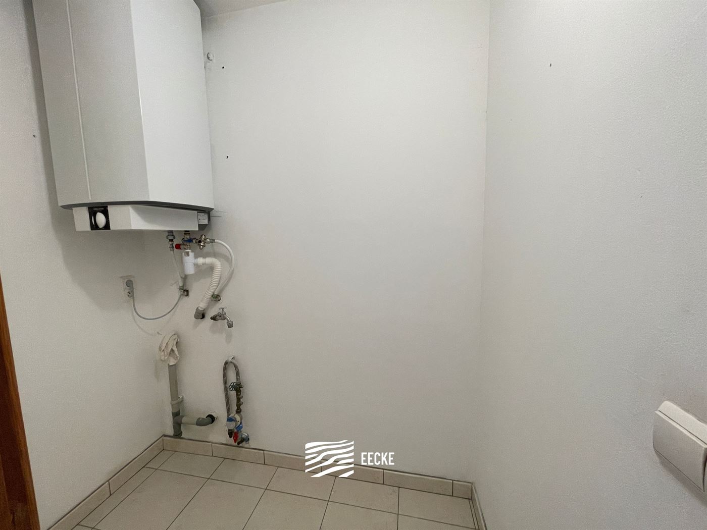 TE HUUR OP JAARBASIS - ongemeubeld appartement met zijdelings zeezicht - ingerichte open keuken - ingerichte badkamer met ligbad - 1  slaapkamer - ber...