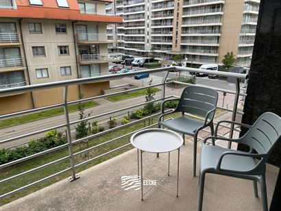TE HUUR OP JAARBASIS - gemeubeld appartement met zonneterras - dicht bij halte openbaar vervoer - woonkamer met ingerichte keuken - badkamer met combi...