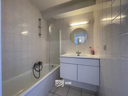 GEMEUBELD TE HUUR OP JAARBASIS - Gelegen vlakbij het strand - 6e verdieping met zonneterras - ruime woonkamer met open keuken - badkamer met combinati...