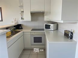 GEMEUBELD TE HUUR OP JAARBASIS - Gelegen vlakbij het strand - 6e verdieping met zonneterras - ruime woonkamer met open keuken - badkamer met combinati...