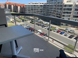 GEMEUBELD TE HUUR OP JAARBASIS - Gelegen vlakbij het strand - 6e verdieping met zonneterras - ruime woonkamer met open keuken - badkamer met combinati...