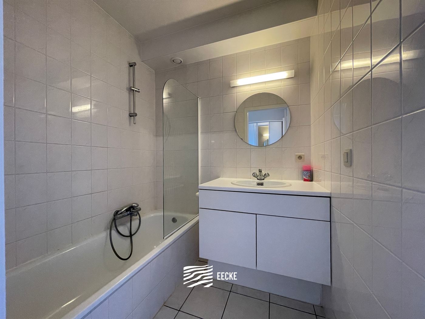 GEMEUBELD TE HUUR OP JAARBASIS - Gelegen vlakbij het strand - 6e verdieping met zonneterras - ruime woonkamer met open keuken - badkamer met combinati...