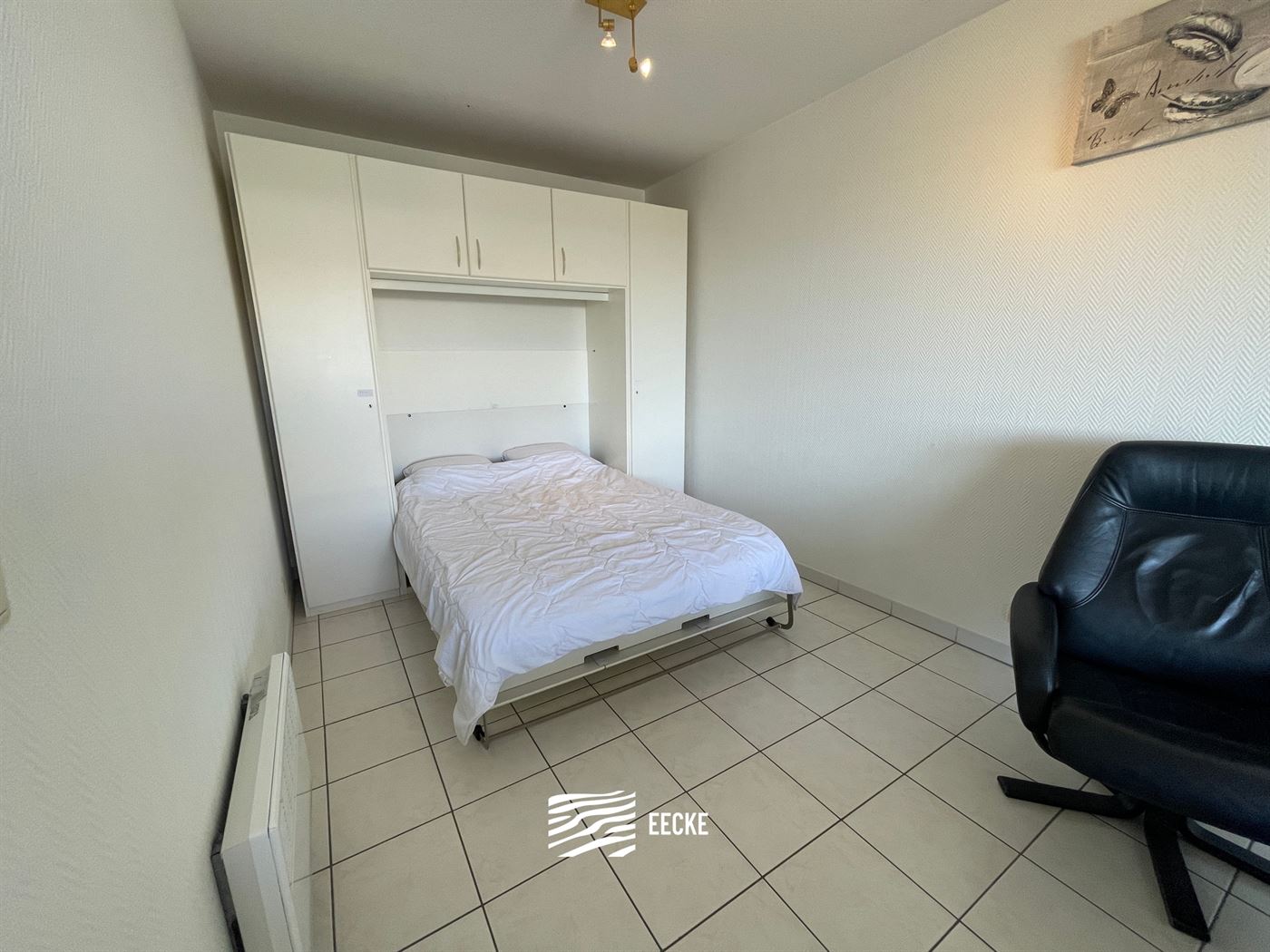 GEMEUBELD TE HUUR OP JAARBASIS - Gelegen vlakbij het strand - 6e verdieping met zonneterras - ruime woonkamer met open keuken - badkamer met combinati...