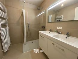 TE HUUR OP JAARBASIS - gemeubeld appartement op vakantiedomein Karthuizer - uniek zicht op natuurgebied - living met ingerichte open keuken - badkamer...