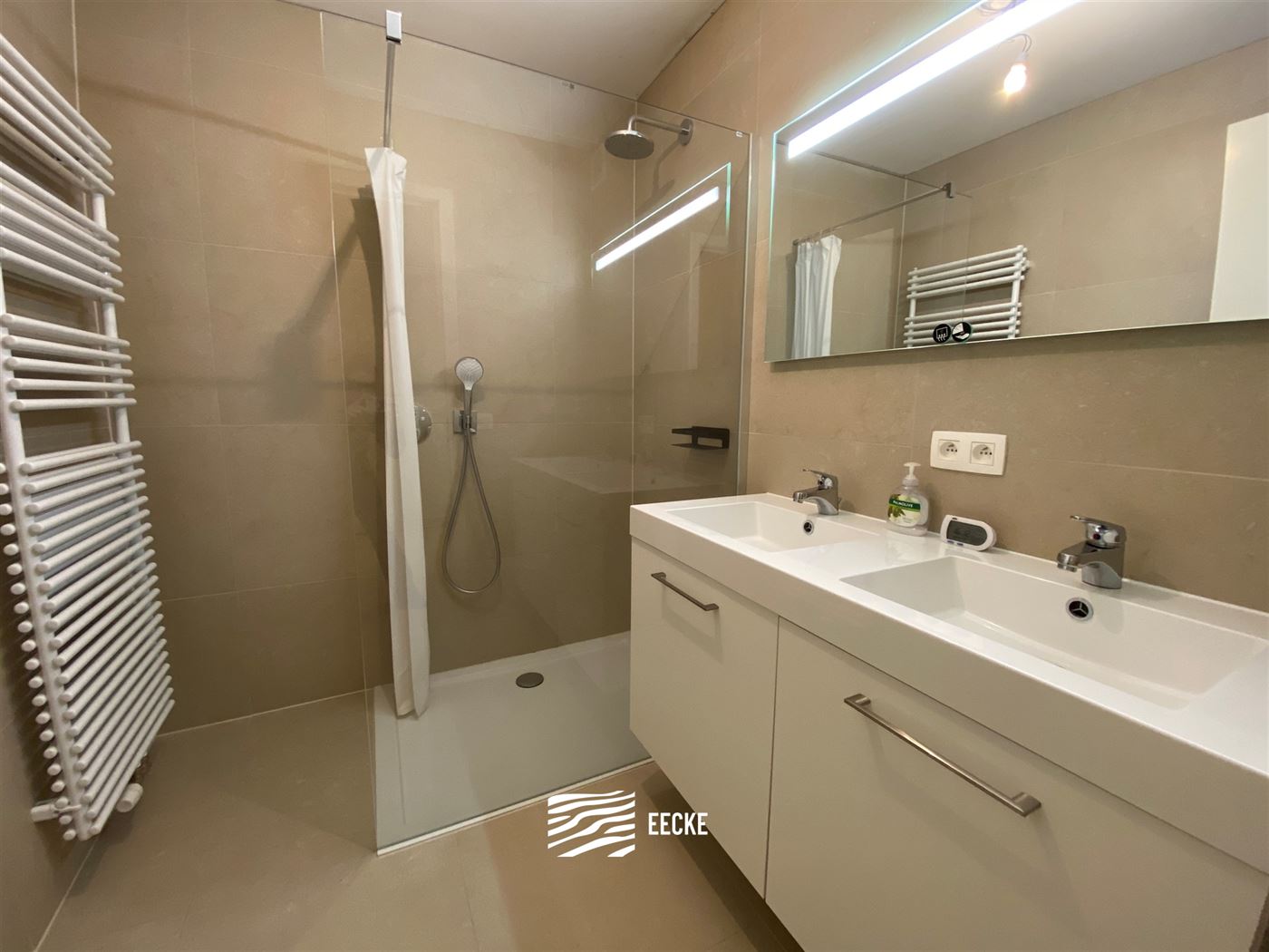 TE HUUR OP JAARBASIS - gemeubeld appartement op vakantiedomein Karthuizer - uniek zicht op natuurgebied - living met ingerichte open keuken - badkamer...