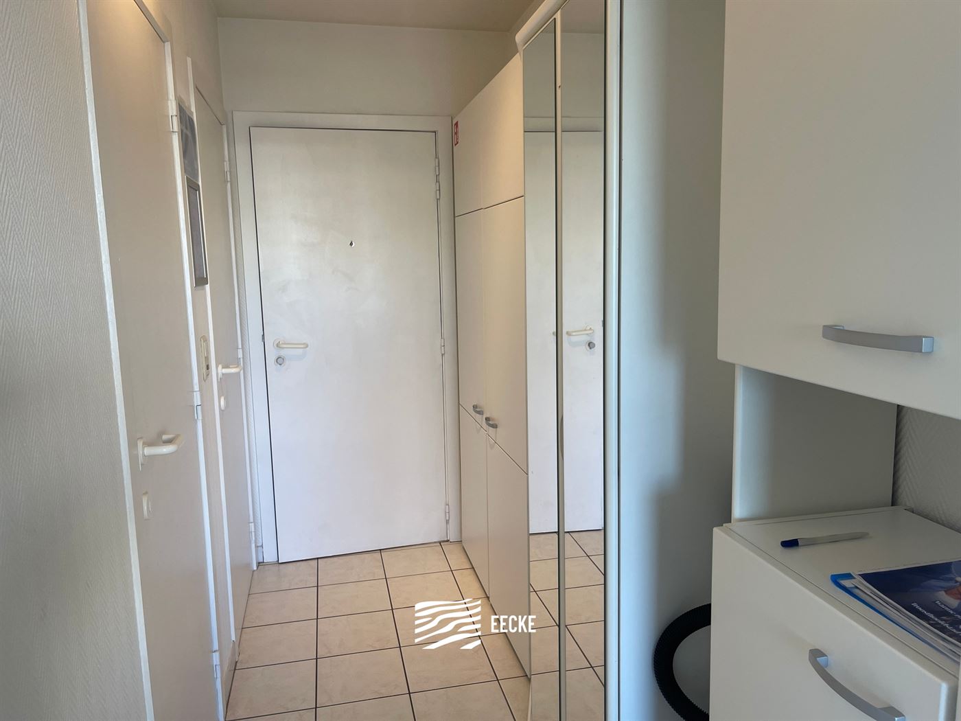 GEMEUBELD TE HUUR OP JAARBASIS - Gelegen vlakbij het strand - 6e verdieping met zonneterras - ruime woonkamer met open keuken - badkamer met combinati...