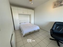 GEMEUBELD TE HUUR OP JAARBASIS - Gelegen vlakbij het strand - 6e verdieping met zonneterras - ruime woonkamer met open keuken - badkamer met combinati...