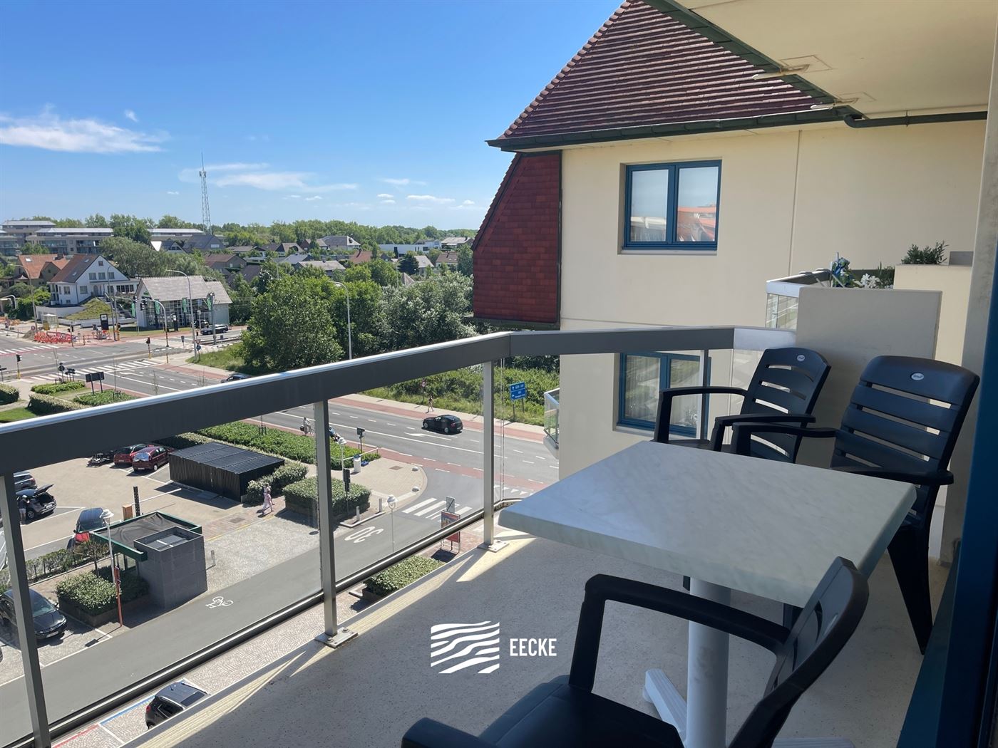 GEMEUBELD TE HUUR OP JAARBASIS - Gelegen vlakbij het strand - 6e verdieping met zonneterras - ruime woonkamer met open keuken - badkamer met combinati...