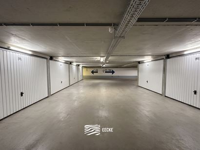 Loodswezenplein G50 - Grand garage situé à l'entrée du complexe - Dimensions : 3,08 x 5,78 m - Vente en bail emphytéotique - Accès par la Lombard...
