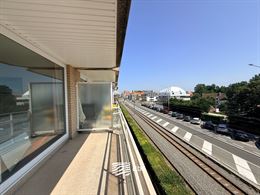 Panorama A 0204 - Op te frissen zonnig appartement met twee slaapkamers - Gelegen op de tweede verdieping, uitgevend op de Elisalaan - Inkomhal - Leef...