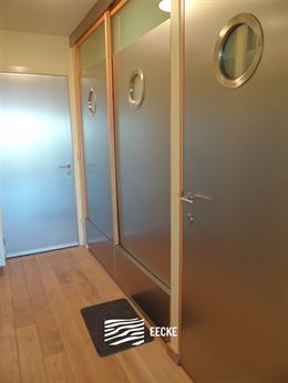 TE HUUR OP JAARBASIS - gemeubeld - studio met slaaphoek - panoramisch zicht over vaargeul met zonovergoten terras - zijdelings zeezicht - ingerichte k...