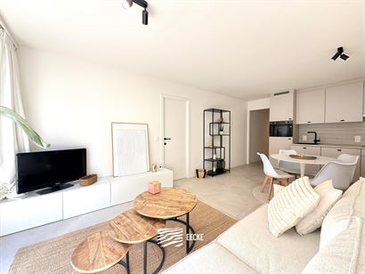 Res. Apollo X F10.04.04 - Gerenoveerd appartement met slaapkamer en met zijdelings zeezicht - Gelegen op de vierde verdieping - Inkomhal met gastentoi...
