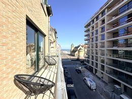 Res. Apollo X F10.04.04 - Appartement rénové comprenant une chambre et offrant une vue latérale sur la mer - Situé au quatrième étage - Hall d'e...