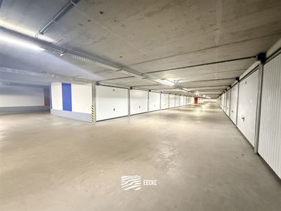 Loodswezenplein G50 - Grand garage situé à l'entrée du complexe - Dimensions : 3,08 x 5,78 m - Vente en bail emphytéotique - Accès par la Lombard...
