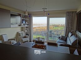 TE HUUR OP JAARBASIS - gemeubeld - studio met slaaphoek - panoramisch zicht over vaargeul met zonovergoten terras - zijdelings zeezicht - ingerichte k...