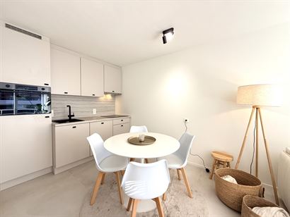 Res. Apollo X F10.04.04 - Gerenoveerd appartement met slaapkamer en met zijdelings zeezicht - Gelegen op de vierde verdieping - Inkomhal met gastentoi...