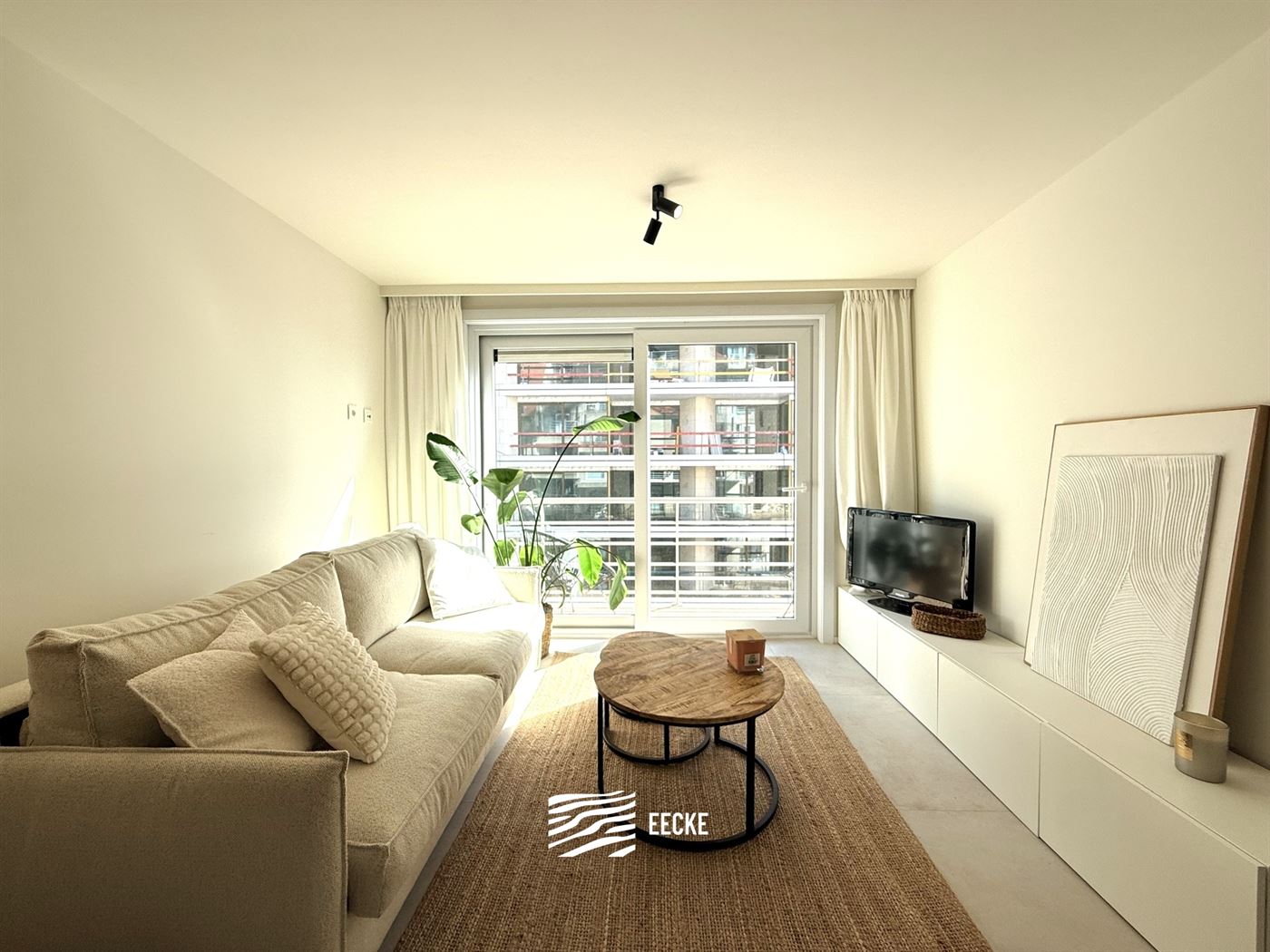 Res. Apollo X F10.04.04 - Appartement rénové comprenant une chambre et offrant une vue latérale sur la mer - Situé au quatrième étage - Hall d'e...