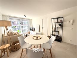 Res. Apollo X F10.04.04 - Appartement rénové comprenant une chambre et offrant une vue latérale sur la mer - Situé au quatrième étage - Hall d'e...