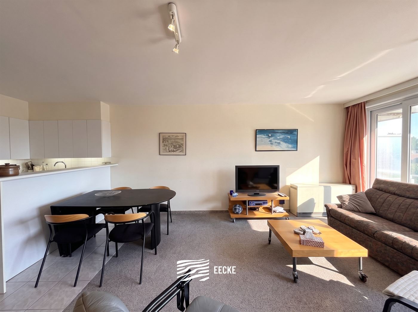 Panorama A 0204 - Op te frissen zonnig appartement met twee slaapkamers - Gelegen op de tweede verdieping, uitgevend op de Elisalaan - Inkomhal - Leef...